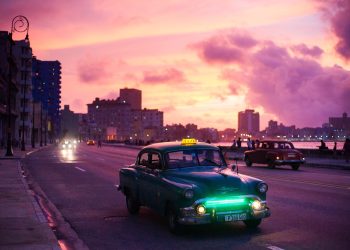 Havana beach tour on vintage car